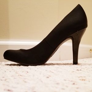 Sleek black pumps NEW